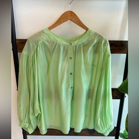 Nwt current air apple green blouse medium - Picture 3 of 4
